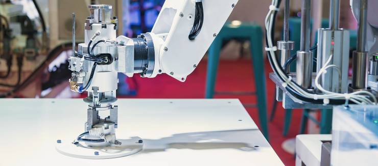 工业机器人、机床和 3D 打印机